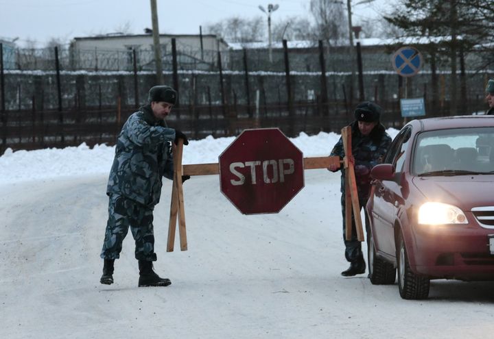 Des policiers russes bloquent la route menant &agrave;&nbsp;la colonie p&eacute;nitentiaire n&deg;7, &agrave; Segueja&nbsp;(Russie), o&ugrave; Mikha&iuml;l Khodorkovski &eacute;tait d&eacute;tenu, le 20 d&eacute;cembre 2013. ( TATYANA MAKEYEVA / REUTERS)