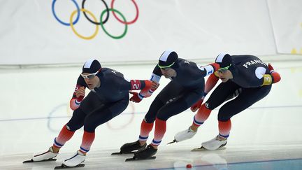 Les patineurs fran&ccedil;ais Ewen Fernandez, Alexis Contin et Benjamin Mac&eacute;, vendredi 21 f&eacute;vrier, lors de l'&eacute;preuve de poursuite par &eacute;quipe aux Jeux olympiques de Sotchi (Russie). (DAMIEN MEYER / AFP)