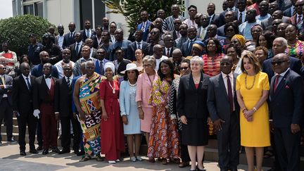 A l'occasion de ce 400e anniversaire, le Congrès américain a créé une commission spéciale. La présidente démocrate de la Chambre des représentants des États-Unis, Nancy Pelosi (en jaune) et une délégation du Congressional Black Caucus, le groupe parlementaire composé uniquement de membres élus de la communauté afro-américaine, se sont rendus au Ghana en juillet 2019. Ils se sont arrêtés à la tristement célèbre forteresse de Cape Coast, à 150 km au sud-ouest de la capitale Accra, là où les esclaves étaient enfermés avant d'être transportés vers le Nouveau Monde. (NATALIJA GORMALOVA / AFP)