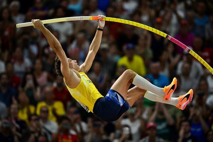 Le Suédois Armand Duplantis lors du concours du saut à la perche des Mondiaux de Budapest, le 26 août 2023. (BEN STANSALL / AFP)