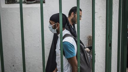 Un homme se rendant dans un lieu de culte avec un masque de protection à Mayfair, un quartier de Johannesburg, le 20 mars 2020. (MARCO LONGARI / AFP)