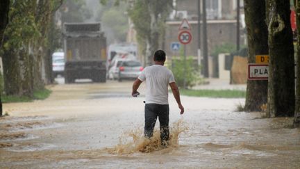 Dans les rues de Plaissan (H&eacute;rault) inond&eacute;es, lundi 29 septembre 2014. (  MAXPPP)