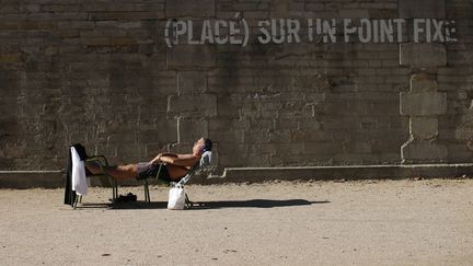 Un homme profite du soleil pr&egrave;s dand le jardin des Tuileries &agrave; Paris, le 18 octobre 2014. ( BENOIT TESSIER / REUTERS )