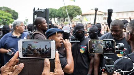 Des heurts se sont déroulés lors de manifestations devant la préfecture de Cayenne en Guyane, le 7 avril 2017. (JODY AMIET / AFP)