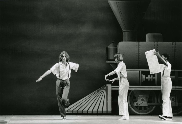 Babette Mangolte. L’opéra «&nbsp;Einstein on the Beach&nbsp;», de Robert Wilson et Philip Glass, libretto et scénographie par Robert Wilson, musique par Philip Glass et son orchestre. Acte 1&nbsp;: Train, avec, de gauche à droite, Lucinda Childs, Dana Reitz et Sherryl Sutton, 1976 (Babette Mangolte)