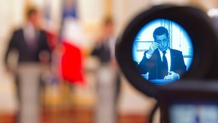 Le pr&eacute;sident Sarkozy vu &agrave; travers l'oeilleton d'une cam&eacute;ra lors d'une conf&eacute;rence de presse avec le premier ministre britannique, David Cameron, le 17 f&eacute;vrier 2012 &agrave; Paris. (IAN LANGDSON / EPA / MAXPPP)