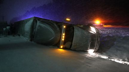 La neige et le verglas ont provoqué des accidents dans de nombreux Etats. A Georgetown, dans le Delaware, un poids-lourd s'est couché sur la chaussée jeudi soir. (MARK WILSON / GETTY IMAGES NORTH AMERICA / AFP)