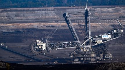 Un excavateur de la mine de charbon de Garzweiler (Allemagne), le 19 octobre 2022. (FEDERICO GAMBARINI / DPA / AFP)