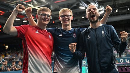 Alexis Lebrun, Félix Lebrun et Simon Gauzy, médaillés de bronze en tennis de table par équipes, le 9 août 2024. (AFP)