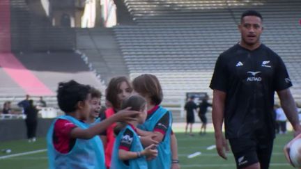 Mercredi 4 octobre, les All Blacks se sont entraînés avec 200 enfants lyonnais. Un émerveillement pour cette opération séduction. (France 2)