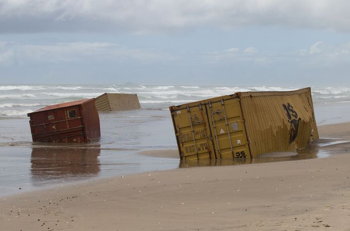 Des conteneurs échoués sur une plage en Nouvelle-Zélande, après un accident sur le porte-conteneurs "Rena", le 9 janvier 2012. (MARTY MELVILLE / AFP)