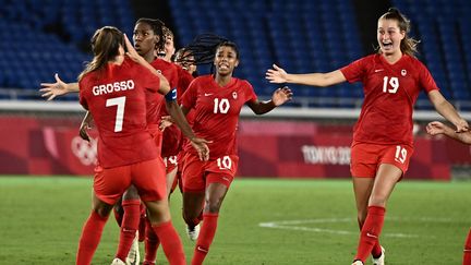 La joie des Canadiennes, championnes olympiques face à la Suède vendredi. (JEFF PACHOUD / AFP)