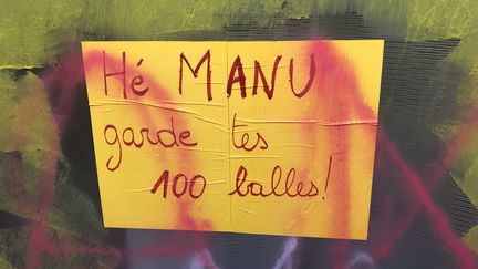 La vitrine de la permanence de la LREM Audrey Dufeu-Schubert, située en centre-ville, a été repeinte en jaune et décorée de slogans anti-Macron (17 décembre 2018). (ANNE PATINEC / RADIOFRANCE)