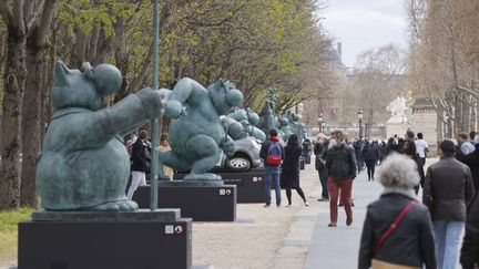 Les statues du "Chat" de Philippe Geluck sur l'avenue des Champs Elysées à Paris le 26 mars 2021. (LUDOVIC MARIN / AFP)