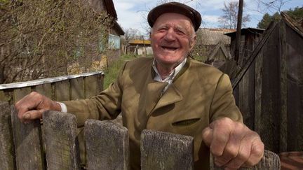 Ivan a 87 ans aujourd’hui, il en avait à peine plus de 60 le jour du drame. 

Comme dans tous les villages de la région, césium, plutonium et strontium, font partie intégrantes de la nature. (REUTERS/Vasily Fedosenko)