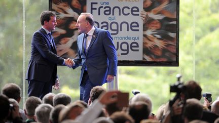 Manuel Valls, Premier ministre, et Pierre Gattaz, pr&eacute;sident du Medef, &agrave; l'universit&eacute; d'&eacute;t&eacute; du mouvement patronal, &agrave; Jouy-en-Josas, le 27 ao&ucirc;t 2014.&nbsp; (ERIC PIERMONT / AFP)