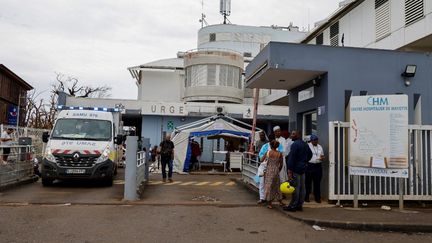 Une ambulance devant l'hôpital de Mamoudzou, le 19 décembre 2024 à Mayotte. (LUDOVIC MARIN / AFP)