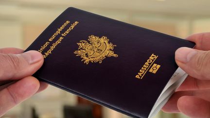 Photo d'illustration d'un passeport français passant de main en main. (MAXPPP)