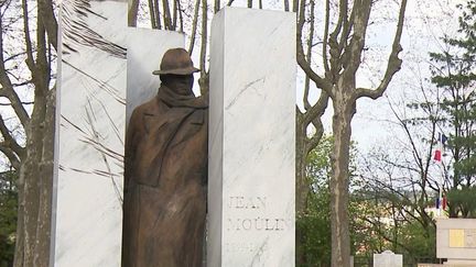 Emmanuel Macron a visité l'ancienne cellule de Jean Moulin, à la prison de Montluc, à Lyon dans le Rhône, lundi 8 mai. Le chef de l'État a rendu hommage à l'une des grandes figures de la Résistance pendant la Seconde Guerre mondiale. (FRANCEINFO)