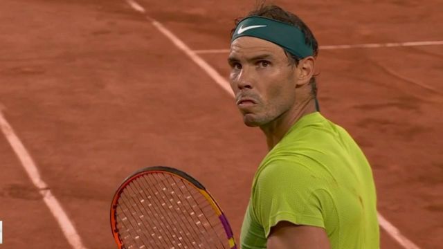 Rafael Nadal remporte la première manche dans le tie-break (10-8) face à Alexander Zverev. L'Espagnol conclut avec un magnifique passing de coup droit.