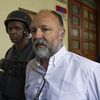 Le Français Christophe Naudin est escorté dans les couloirs du palais de justice de Saint-Domingue (République dominicaine), le 8 mars 2016. (ERIKA SANTELICES / AFP)