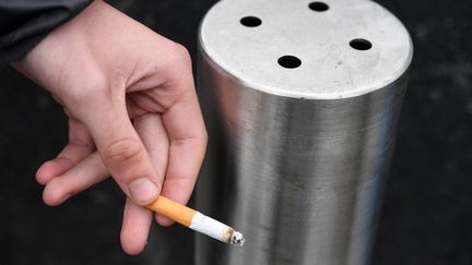 La réflexion concerne aussi le vapotage, qui aurait triplé chez les jeunes au cours des trois dernières années. (FRED TANNEAU / AFP)