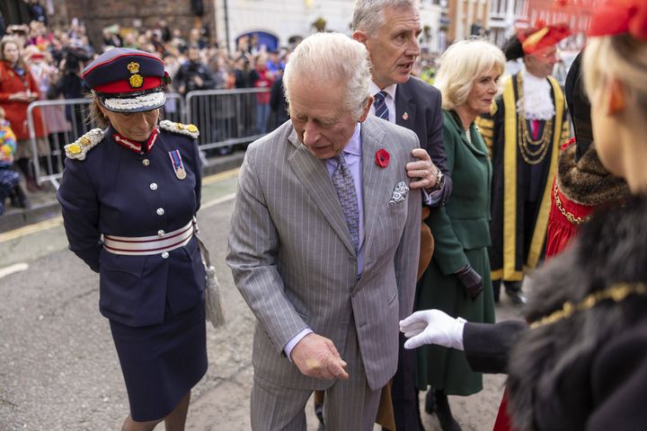 Le roi Charles III regarde un œuf lancé par un manifestant en sa direction et éclaté à ses pieds, le 9 novembre 2022, lors de sa visite à York. (JAMES GLOSSOP / AP /SIPA)