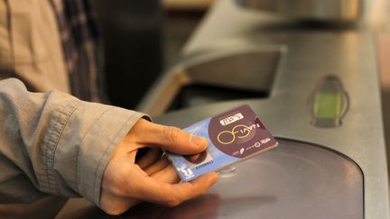 Pass Navigo dans le métro de Paris.&nbsp; (JADE LAURENT / MAXPPP)