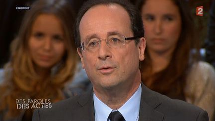 Le candidat socialiste Fran&ccedil;ois Hollande &eacute;tait l'invit&eacute; de l'&eacute;mission "Des paroles et des actes" sur France 2 le 15 mars 2012. (CAPTURE FTVI)