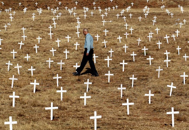 Des croix dans un champ amenagé près de Prétoria pour honorer la mémoire des fermiers blancs assassinés durant la dernière décennie dans le milieu rural. (Photo Reuters/Juda Nguenya)