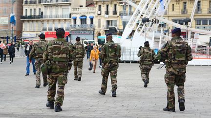 Des militaires patrouillent &agrave; Marseille, le 9 janvier 2016, dans le cadre du plan Vigipirate. (FREDERIC SEGURAN / AFP)