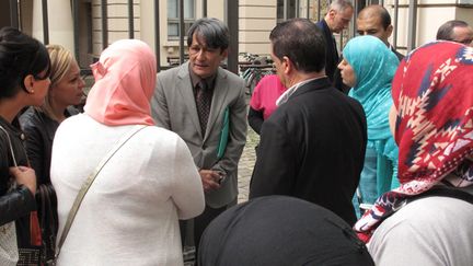 &nbsp; (Le maire UMP Richard Trinquier discutait avec des habitantes de Wissous après la décision du tribunal, le 12 juillet dernier © Maxppp)