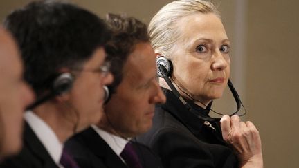 La secr&eacute;taire d'&eacute;tat am&eacute;ricaine Hillary Clinton lors de la rencontre entre le pr&eacute;sident am&eacute;ricain Barack Obama et son homologue mexicain Felipe Calderon &agrave; Los Cabos (Mexique), le 18 juin 2012. (JASON REED / REUTERS)