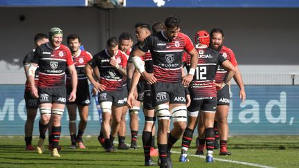 Les joueurs du Stade toulousain après leur défaite à Perpignan, le 5 février 2022. (CLEMENTZ MICHEL / MAXPPP)