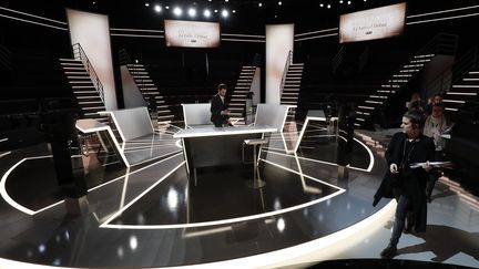 Le plateau du premier débat télévisé entre les candidats à l'élection présidentielle, le 20 mars 2017 à&nbsp;La Plaine Saint-Denis (Seine-Saint-Denis).&nbsp; (PATRICK KOVARIK / AFP)