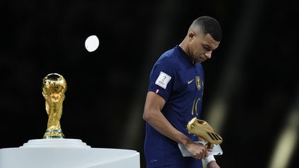 Kylian Mbappé déçu après la défaite de la France en finale de la Coupe du monde contre l'Argentine au stade Lusail, le 18 décembre 2022. (JOSE BRETON / AFP)