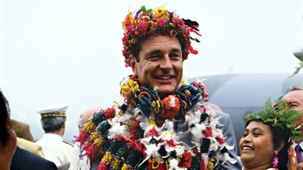 Jacques Chirac, alors Premier ministre, en visite à Mata Utu, chef lieu de Wallis et Futuna, le 31 août 1986. (REMY MOYEN / AFP)