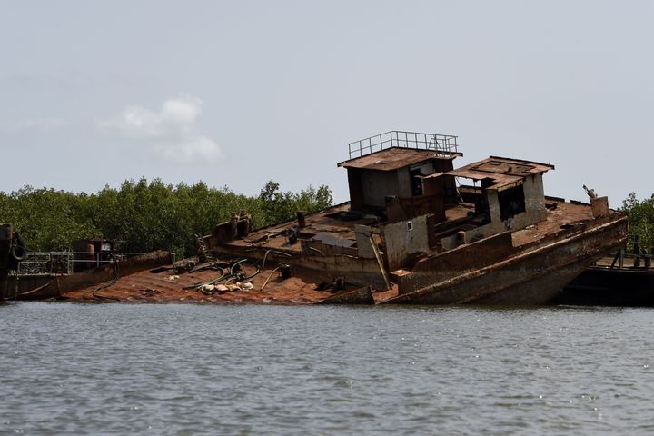 Les 850 km de côte que compte le Nigria sont devenus un cimetière marin informel. Des centaines d'épaves ysont autant de sources de revenus. (PIUS UTOMI EKPEI / AFP)