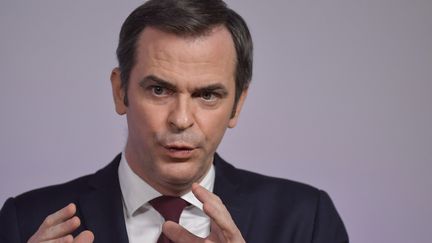 Le ministre de la Santé Olivier Véran, le 20 janvier 2022, à Paris. (JULIEN DE ROSA / AFP)