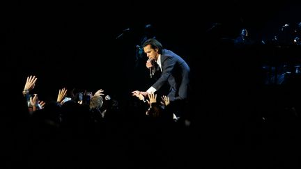 Quand Nick Cave bondit sur scène, une atmosphère mystique se met à plâner par-dessus nos têtes. Accueilli comme le Messi, le sexagénaire s'empresse de serrer les mains des fidèles&nbsp;qui s'égosillent aux premiers rangs. (NISRINE MANAI / FRANCEINFO CULTURE)