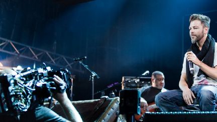 Christophe Maé sur la scène du Trianon pour le "Live" d'Alcaline
 (YANN ORHAN/FTV)