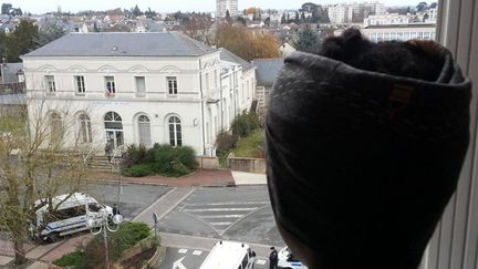  (Un jeune regarde le commissariat de Joué-lès-Tours © RF/ Gilles Gallinaro)