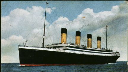 Une carte postale de 1912 représentant le Titanic. (OCEAN MEMORABILIA COLLECTION / THE ART ARCHIVE / AFP)