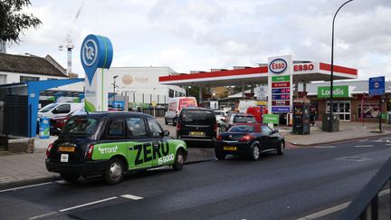 Des automobilistes font la queue devant une station-service de Londres (Royaume-Uni), le 28 septembre 2021. (HASAN ESEN / ANADOLU AGENCY / AFP)