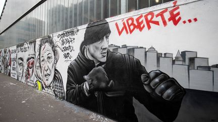 Un graffiti&nbsp;représentant Christophe Dettinger, dans une rue à Paris, le 29 janvier 2019. (THOMAS SAMSON / AFP)