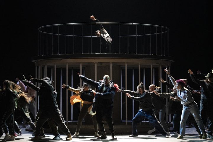 Florian Sempey et les danseurs C) Little Shao, Opéra de Paris (C) Little Shao, Opéra de Paris)