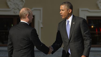 Le pr&eacute;sident russe Vladimir Poutine (&agrave; gauche) et le pr&eacute;sident am&eacute;ricain Barack Obama, le 5 septembre 2013 &agrave; Saint-P&eacute;tersbourg (Russie). (ERIC FEFERBERG / AFP)