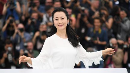 Sur un nuage. La gracieuse actrice chinoise Zhao Tao vient présenter le film "Les Eternels" de Jia Zhang-Ke, en lice pour la Palme d'Or. 
 (Anne-Christine POUJOULAT / AFP)