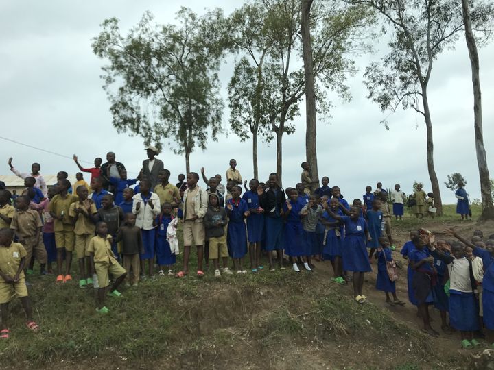 Des enfants sur le Tour cycliste du Rwanda, le 25 février 2019. (JÉRÔME VAL / FRANCE-INTER)