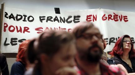 Des employ&eacute;s de Radio France participent &agrave; une assembl&eacute;e g&eacute;n&eacute;rale, le 14 avril 2015 &agrave; la Maison ronde.&nbsp; (CHRISTOPHE ENA / AP / SIPA)